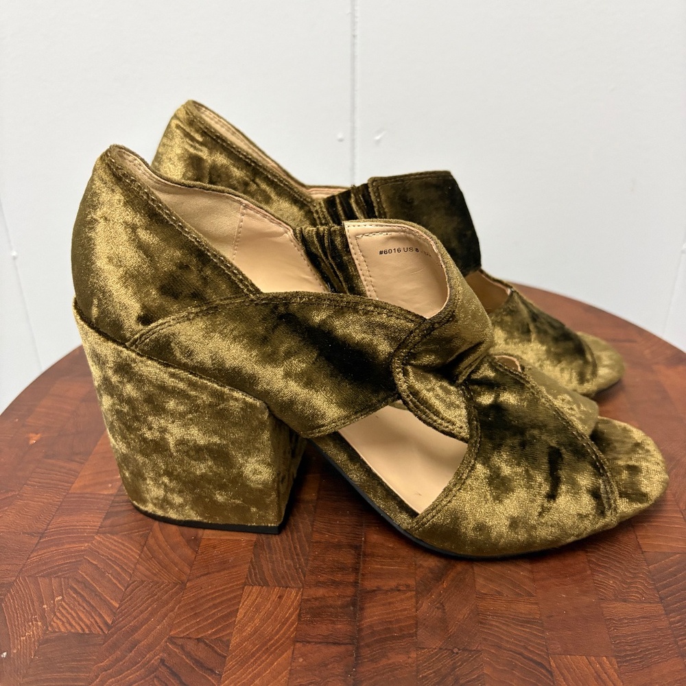 Cabi Interlock Moss Crushed Velvet Chunky Heel Women's Size 8